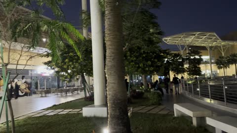 مقاعد جلوس فى مجمع ذا موف بمدينة الجبيل الصناعية  في المنطقة الشرقية يوم 24 من ديسمبر 2025 ، معلم ترفيهي وتجاري متكامل، وجهة ترفيهية عصرية لكورنيش الجبيل  ، مقاهي ومطاعم للعائلات والشباب، أجواء نابضة بالحياة