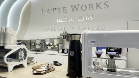 كوفى لاتيه وركس فى مجمع ذا موف بمدينة الجبيل الصناعية  في المنطقة الشرقية يوم 24 من ديسمبر 2025 ، معلم ترفيهي وتجاري متكامل، مقاهي ومطاعم للعائلات والشباب ،  أجواء حيوية على كورنيش الجبيل