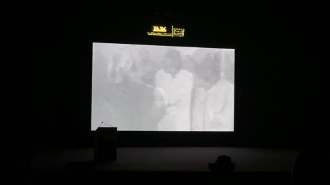 شاشة بروجيكتور الكترونية  فى ختام مهرجان الرياض للمسرح فى مسرح الأميرة نورة بنت عبدالرحمن بالرياض يوم 24 ديسمبر 2025 ، تتويج لنجوم المسرح السعودي، احتفالية فنية كبرى، ليلة استثنائية تحتفي بالفن والجمال ، تكريم للمواهب المسرحية السعودية