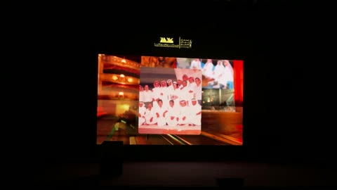 عرض لشاشة بروجيكتور الكترونية حديثة  فى ختام مهرجان الرياض للمسرح فى مسرح الأميرة نورة بنت عبدالرحمن بالرياض يوم 24 ديسمبر 2025 ، تتويج لنجوم المسرح السعودي، احتفالية فنية كبرى،  تكريم للمواهب المسرحية السعودية
