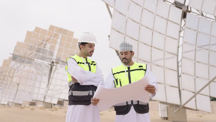 الرقابة على المشروع الهندسي, الإشراف على العمل، ستلايت، أنظمة الطاقة الشمسية, تبادل الخبرة و الرأى بين الزملاء, مهندسان عربيان خليجيان عمانيان يشرفان على محطات الطاقة الشمسية يحملان مخطط و تصميم هندسى