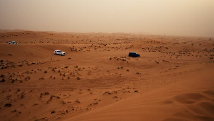 مغامرة شيقة على الرمال الذهبية الناعمة في صحاري الامارات العربية المتحدة، مغامرات سفاري على الكثبان الرملية، سيارات تويوتا لاند كروزر وسط صحراء دبي، أنشطة صحراوية ممتعة، الاستمتاع بممارسة الهوايات المفضلة