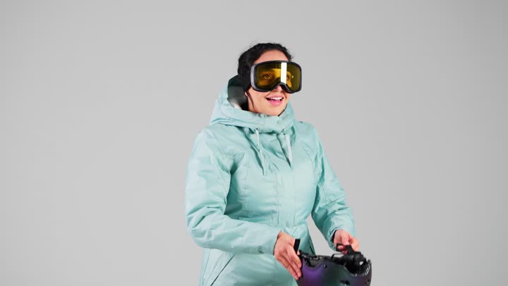 اتباع ارشادات الحماية و الامان , امرأة عربية خليجية سعودية ترتدي المعطف الازرق الثقيل للشعور بالدفء في الاجواء الشتوية الباردة , وضع خوذة الرأس للحفاظ على السلامة , امرأة اماراتية