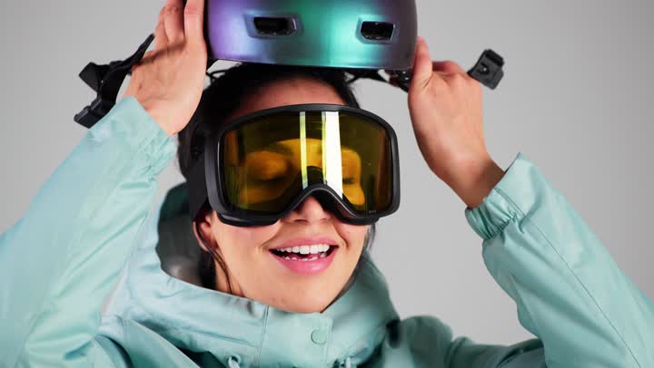 وضع خوذة الرأس للحماية في حالة الانزلاق او السقوط , امرأة عربية خليجية سعودية ترتدي ملابس التزلج على الجليد الثقيلة , الاستعداد لبداية النشاط الممتع , امرأة اماراتية