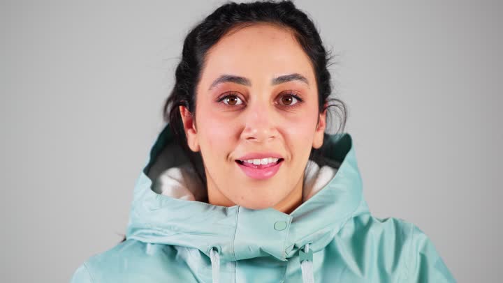 الاستعانة بادوات الحماية و السلامة اثناء ممارسة رياضة التزلج على الجليد , امراة عربية خليجية سعودية ترتدي الملابس الثقيلة لتشعر بالدفء , ارتداء النظارة الصفراء للحفاظ على سلامة الاعين , امرأة اماراتية