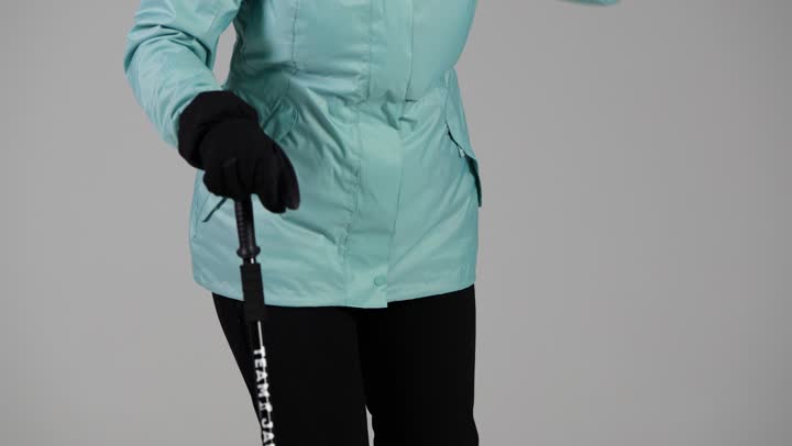 امرأة عربية خليجية سعودية ترتدي الملابس الثقيلة للشعور بالدفء , الاستناد على العصا للحفاظ على التوازن و الحركة , انشطة شتوية , امرأة اماراتية