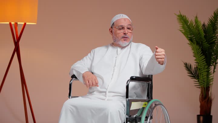 تعابير القلق و الخوف  , رجل عربي خليجي سعودي يرتدي طاقية بيضاء و ثوب ابيض يسأل الله الاطمئنان على الصحة , الطبيب يوصل جهاز قياس ضغط الدم بالذراع , رفع اصبع الابهام لاعلى بعد سماع الاخبار السعيدة , الدعاء و التضرع الى الخالق