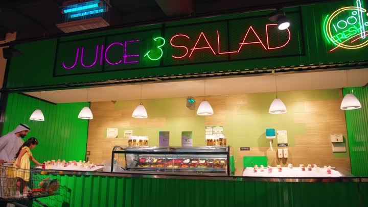 الاهتمام بالتغذية الصحية وأسلوب الحياة الصحي، قضاء وقت ممتع داخل المول، رجل عربي خليجي اماراتي يرتدي الزي التقليدي برفقة ابنتة داخل قسم العصائر في السوبر ماركت، اختيار المشروبات والعصائر الطازجة من المتجر، مفهوم التسوق العائلي وشراء الاحتياجات اليومية