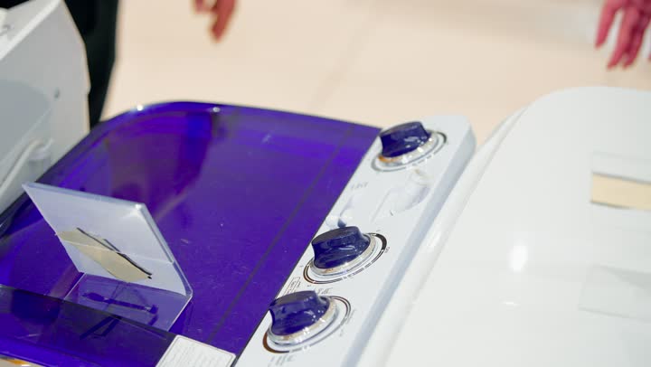 التأكد من سلامة الأجهزة المنزلية قبل الشراء، مفهوم خدمة العملاء، موظف مبيعات عربي خليجي اماراتي يقوم بشرح مواصفات ثلاجة لعميلة