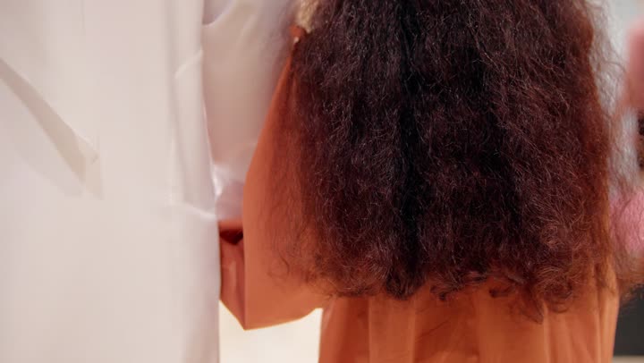 شراء واقتناء المستلزمات من المولات، متعة التسوق مع الأبناء والعائلة، تصوير مقرب ليد اب عربي خليجي اماراتي يمسك بيد ابنته داخل مركز تسوق