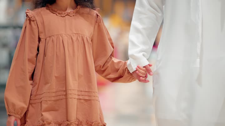 متعة التسوق مع الأبناء والعائلة،  شراء واقتناء المستلزمات من المولات، تصوير مقرب ليد اب عربي خليجي اماراتي يمسك بيد ابنته داخل مركز تسوق