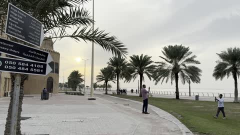 تجمع الزوار والمصورين امام القرية الشعبية فى مدينة الدمام يوم 29 من ديسمبر 2025، المملكة العربية السعودية، فعالية تراثية بطابع شعبي أصيل، القرية العالمية بالدمام،  تجربة ثقافية وسياحية للعائلات والزوار،  أصالة التراث العمراني السعودي