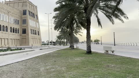 تجمع الزوار والمصورين امام القرية الشعبية فى مدينة الدمام يوم 29 من ديسمبر 2025، المملكة العربية السعودية، فعالية تراثية بطابع شعبي أصيل، القرية العالمية بالدمام،  تجربة ثقافية وسياحية للعائلات والزوار،  أصالة التراث العمراني السعودي