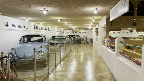 متحف السيارات فى القرية الشعبية فى مدينة الدمام يوم 29 من ديسمبر 2025، القرية العالمية بالدمام،  التراث العمراني السعودي، وجهة ثقافية وسياحية بارزة في المملكة العربية السعودية ،  فعالية تراثية بطابع شعبي أصيل