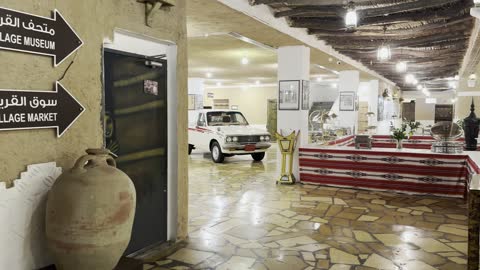 لوحات ارشادية فى القرية الشعبية فى مدينة الدمام يوم 29 من ديسمبر 2025، القرية العالمية بالدمام، وجهة ثقافية وسياحية بارزة في المملكة العربية السعودية ،  التراث العمراني السعودي، فعالية تراثية بطابع شعبي أصيل