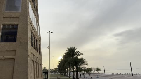 الاشجار والنباتات الخضراء المحيطة بالقرية الشعبية فى مدينة الدمام يوم 29 من ديسمبر 2025، القرية العالمية بالدمام،  التراث العمراني السعودي، وجهة ثقافية وسياحية بارزة في المملكة العربية السعودية ، فعالية تراثية بطابع شعبي أصيل