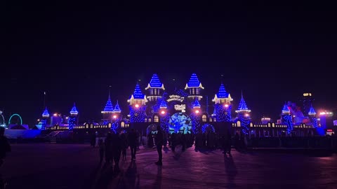 ونتر وندر لاند فى حي الشاطئ بجدة، المملكة العربية السعودية يوم ١٩ من ديسمبر 2025 ، ألعاب ترفيهية وتجارب تفاعلية ، مناطق مخصصة للعائلات والأطفال، فعاليات موسم جدة ،عروض حية واضاءات ممتعه ، أجواء ثلجية احتفالية