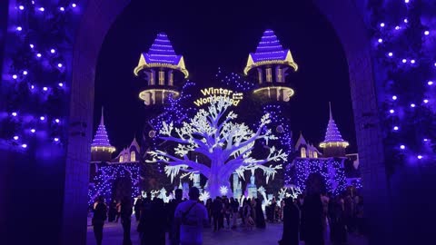 Winter Wonderland in the Al Shate' neighborhood in Jeddah, Saudi Arabia on December 19, 2025, featuring entertainment games and interactive experiences, areas dedicated to families and children, Jeddah Season events, live shows and enjoyable lights, and a festive snowy atmosphere.