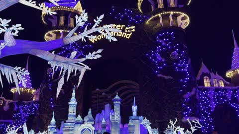 Winter Wonderland in the Al Shate' neighborhood in Jeddah, Saudi Arabia on December 19, 2025, featuring entertainment games and interactive experiences, areas dedicated to families and children, Jeddah Season events, live shows and enjoyable lights, and a festive snowy atmosphere.