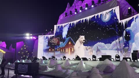 شاشات عرض حية واضاءات ممتعه ،  فعاليات موسم جدة ، مناطق مخصصة للعائلات والأطفال، ونتر وندر لاند فى حي الشاطئ بجدة، المملكة العربية السعودية يوم ١٩ من ديسمبر 2025 ، ألعاب ترفيهية وتجارب تفاعلية ،أجواء ثلجية احتفالية