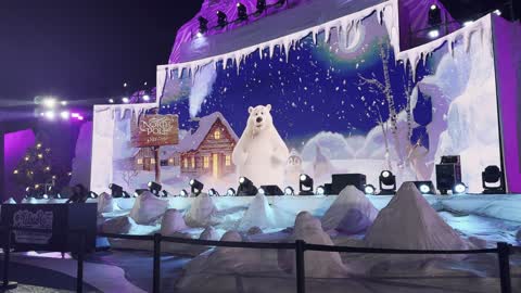 شاشات عرض حية واضاءات ممتعه ،  فعاليات موسم جدة ، مناطق مخصصة للعائلات والأطفال، ونتر وندر لاند فى حي الشاطئ بجدة، المملكة العربية السعودية يوم ١٩ من ديسمبر 2025 ، ألعاب ترفيهية وتجارب تفاعلية ،أجواء ثلجية احتفالية