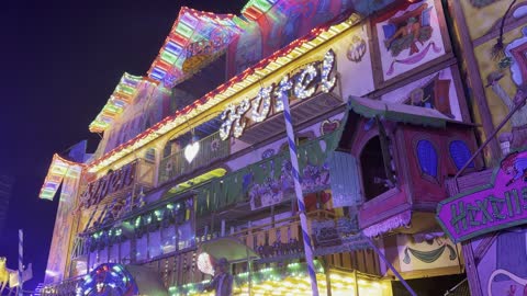 مدينة ترفيهية مضيئة بالألوان الزاهية، فعاليات موسم جدة ، مناطق مخصصة للعائلات والأطفال، ونتر وندر لاند فى حي الشاطئ بجدة، المملكة العربية السعودية يوم ١٩ من ديسمبر 2025 ، ألعاب ترفيهية وتجارب تفاعلية ،أجواء ثلجية احتفالية