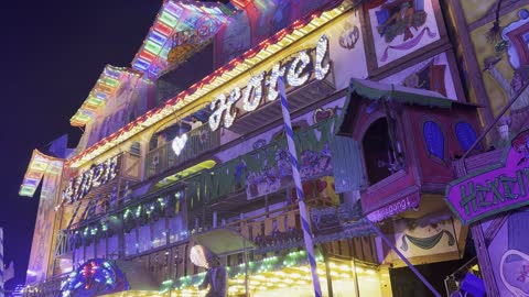 مدينة ترفيهية مضيئة بالألوان الزاهية، فعاليات موسم جدة ، مناطق مخصصة للعائلات والأطفال، ونتر وندر لاند فى حي الشاطئ بجدة، المملكة العربية السعودية يوم ١٩ من ديسمبر 2025 ، ألعاب ترفيهية وتجارب تفاعلية ،أجواء ثلجية احتفالية