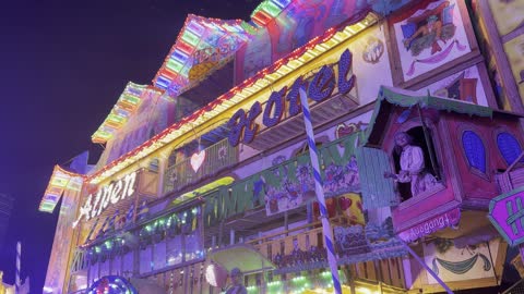 مدينة ترفيهية مضيئة بالألوان الزاهية، فعاليات موسم جدة ، مناطق مخصصة للعائلات والأطفال، ونتر وندر لاند فى حي الشاطئ بجدة، المملكة العربية السعودية يوم ١٩ من ديسمبر 2025 ، ألعاب ترفيهية وتجارب تفاعلية ،أجواء ثلجية احتفالية