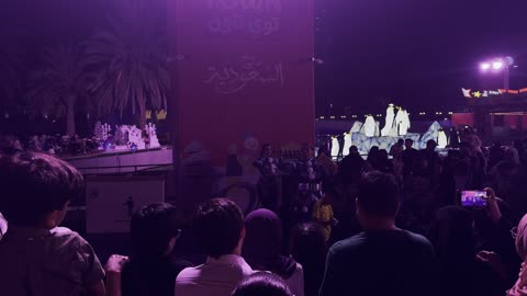 عروض حية ونافورة مياه فى ونتر وندر لاند فى حي الشاطئ بجدة، المملكة العربية السعودية يوم ١٩ من ديسمبر 2025 ، ألعاب ترفيهية وتجارب تفاعلية ،  مدينة مضيئة بالألوان الزاهية، فعاليات موسم جدة ، مناطق مخصصة للعائلات والأطفال، أجواء ثلجية احتفالية