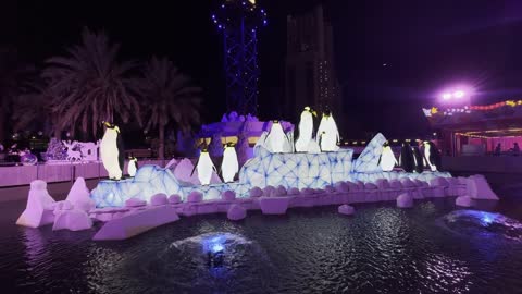 عروض حية ونافورة مياه فى ونتر وندر لاند فى حي الشاطئ بجدة، المملكة العربية السعودية يوم ١٩ من ديسمبر 2025 ، ألعاب ترفيهية وتجارب تفاعلية ،  مدينة مضيئة بالألوان الزاهية، فعاليات موسم جدة ، مناطق مخصصة للعائلات والأطفال، أجواء ثلجية احتفالية