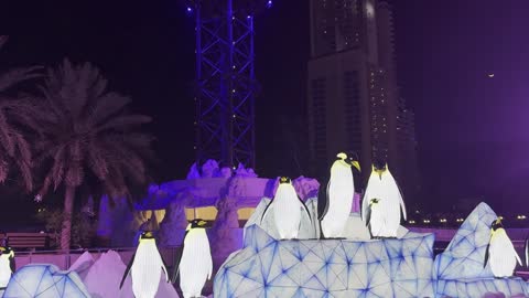 عروض حية ونافورة مياه فى ونتر وندر لاند فى حي الشاطئ بجدة، المملكة العربية السعودية يوم ١٩ من ديسمبر 2025 ، ألعاب ترفيهية وتجارب تفاعلية ،  مدينة مضيئة بالألوان الزاهية، فعاليات موسم جدة ، مناطق مخصصة للعائلات والأطفال، أجواء ثلجية احتفالية