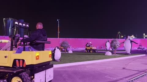 ألعاب ترفيهية وتجارب تفاعلية  فى ونتر وندر لاند فى حي الشاطئ بجدة، المملكة العربية السعودية يوم ١٩ من ديسمبر 2025 ،   مدينة مضيئة بالألوان الزاهية، فعاليات موسم جدة ، مناطق مخصصة للعائلات والأطفال، أجواء ثلجية احتفالية