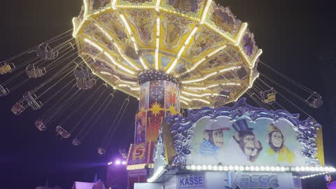 ألعاب ترفيهية وتجارب تفاعلية  فى ونتر وندر لاند فى حي الشاطئ بجدة، المملكة العربية السعودية يوم ١٩ من ديسمبر 2025 ،   مدينة مضيئة بالألوان الزاهية، فعاليات موسم جدة ، مناطق مخصصة للعائلات والأطفال، أجواء ثلجية احتفالية