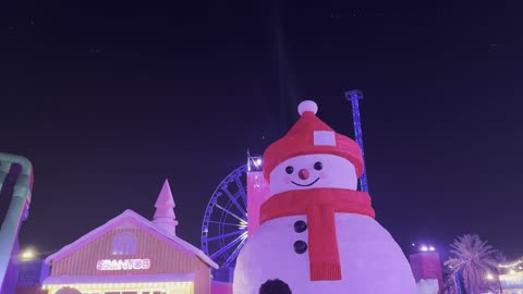 مناطق مخصصة للعائلات والأطفال فى ونتر وندر لاند فى حي الشاطئ بجدة، المملكة العربية السعودية يوم ١٩ من ديسمبر 2025 ،   مدينة مضيئة بالألوان الزاهية، فعاليات موسم جدة ، ألعاب ترفيهية وتجارب تفاعلية ، أجواء ثلجية احتفالية