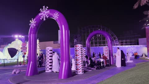 فعاليات موسم جدة ، مناطق مخصصة للعائلات والأطفال فى ونتر وندر لاند فى حي الشاطئ بجدة، المملكة العربية السعودية يوم ١٩ من ديسمبر 2025 ،   مدينة مضيئة بالألوان الزاهية، ألعاب ترفيهية وتجارب تفاعلية ، أجواء ثلجية احتفالية