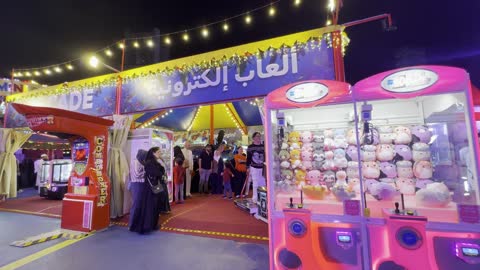 فعاليات موسم جدة ، مناطق مخصصة للعائلات والأطفال فى ونتر وندر لاند فى حي الشاطئ بجدة، المملكة العربية السعودية يوم ١٩ من ديسمبر 2025 ،   مدينة مضيئة بالألوان الزاهية، ألعاب ترفيهية وتجارب تفاعلية ، أجواء ثلجية احتفالية