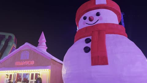 فعاليات موسم جدة ، مناطق مخصصة للعائلات والأطفال فى ونتر وندر لاند فى حي الشاطئ بجدة، المملكة العربية السعودية يوم ١٩ من ديسمبر 2025 ،   مدينة مضيئة بالألوان الزاهية، ألعاب ترفيهية وتجارب تفاعلية ، أجواء ثلجية احتفالية