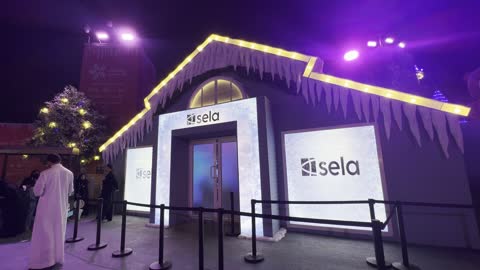 صلة فى ونتر وندر لاند فى حي الشاطئ بجدة، المملكة العربية السعودية يوم ١٩ من ديسمبر 2025 ،   فعاليات موسم جدة ، مناطق مخصصة للعائلات والأطفال ،  مدينة مضيئة بالألوان الزاهية، ألعاب ترفيهية وتجارب تفاعلية ، أجواء ثلجية احتفالية