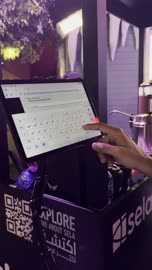 تصوير مقرب ليد رجل عربي خليجي يكتب رأيه على جهاز لوحي فى صلة فى ونتر وندر لاند فى حي الشاطئ بجدة، المملكة العربية السعودية يوم ١٩ من ديسمبر 2025 ،   فعاليات موسم جدة ، مناطق مخصصة للعائلات والأطفال ،  مدينة مضيئة بالألوان الزاهية، ألعاب ترفيهية وتجارب تفاعلية ، أجواء ثلجية احتفالية