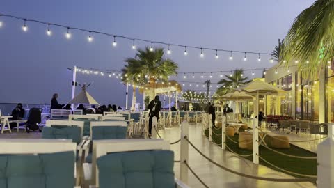 وجهة ترفيهية عصرية لكورنيش الجبيل ، معالم سياحية مشهورة، الواجهة البحرية السياحية في المملكة العربية السعودية بمدينة الجبيل الصناعية بالمنطقة الشرقية ، كورنيش الجبيل، مقهى ومكان فيه أضواء مبتكرة