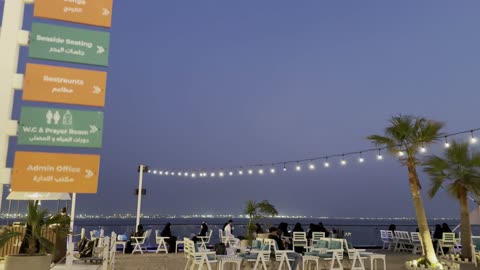 لافته تساعد الزوار على الوصول للمكان المطلوب ، معالم سياحية مشهورة، الواجهة البحرية السياحية في المملكة العربية السعودية بمدينة الجبيل الصناعية بالمنطقة الشرقية ، كورنيش الجبيل، مقهى ومكان فيه أضواء مبتكرة