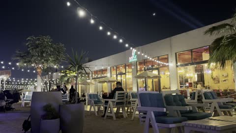 مقاهي واماكن جلوس امام الواجهة البحرية السياحية، معالم سياحية مشهورة، الواجهة البحرية السياحية في المملكة العربية السعودية بمدينة الجبيل الصناعية بالمنطقة الشرقية ، كورنيش الجبيل، مقهى ومكان فيه أضواء مبتكرة