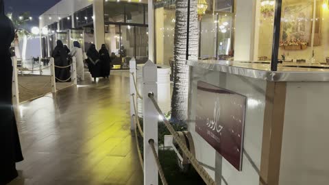 مجموعة متنوعة من المطاعم والمقاهي المطلة مباشرة على البحر ، معالم سياحية مشهورة، الواجهة البحرية السياحية في المملكة العربية السعودية بمدينة الجبيل الصناعية بالمنطقة الشرقية ، كورنيش الجبيل، مقهى ومكان فيه أضواء مبتكرة