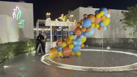 وجهة ترفيهية تطل على الشاطئ في الدمام، معالم سياحية مشهورة، الواجهة البحرية السياحية في المملكة العربية السعودية بمدينة الجبيل الصناعية ، كورنيش الجبيل، مقهى ومكان فيه أضواء مبتكرة