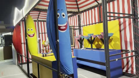 فعالية ونشطات ترفيهي تشمل أمسيات موسيقية وعروض، معالم سياحية مشهورة، الواجهة البحرية السياحية في المملكة العربية السعودية بمدينة الجبيل الصناعية ، كورنيش الجبيل، مجموعة من المطاعم والمقاهي المطلة على البحر