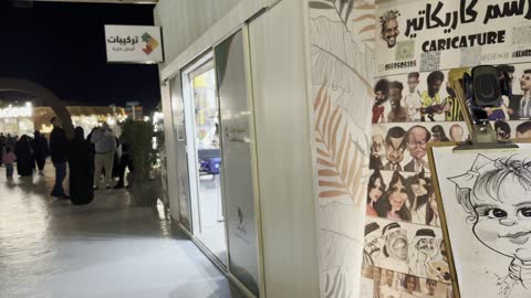 كشك خدمة رسم كاريكاتير في موقع فعاليات أو سوق، معالم سياحية مشهورة، الواجهة البحرية السياحية في المملكة العربية السعودية بمدينة الجبيل الصناعية ، كورنيش الجبيل، مجموعة من المطاعم والمقاهي المطلة على البحر