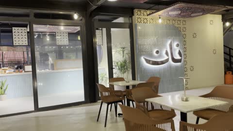 مطاعم وكافيهات قد يكون مخبز أو مطعم متخصص في الخبز،  كورنيش الجبيل، معالم سياحية مشهورة، الواجهة البحرية السياحية في المملكة العربية السعودية بمدينة الجبيل الصناعية ، مجموعة من المطاعم والمقاهي المطلة على البحر
