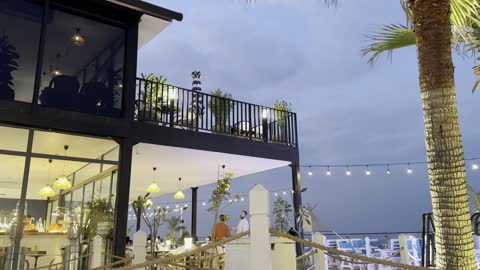 الواجهة البحرية السياحية في المملكة العربية السعودية بمدينة الجبيل الصناعية بالمنطقة الشرقية ، كورنيش الجبيل، مقهى ومكان فيه أضواء مبتكرة ، أنشطة ترفيهية متنوعة ،معالم سياحية مشهورة