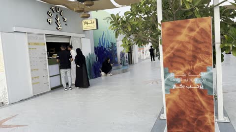 المكان مجهز بكافة الخدمات والمرافق، "تكية بحر" واجهة بحرية،  كورنيش الجبيل، معالم سياحية مشهورة، الواجهة البحرية السياحية في المملكة العربية السعودية بمدينة الجبيل الصناعية ، مجموعة من المطاعم والمقاهي المطلة على البحر