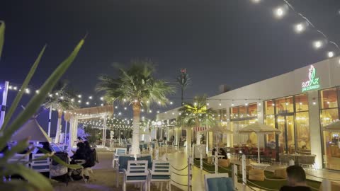 مقاهي واماكن جلوس امام الواجهة البحرية السياحية، معالم سياحية مشهورة، الواجهة البحرية السياحية في المملكة العربية السعودية بمدينة الجبيل الصناعية بالمنطقة الشرقية ، كورنيش الجبيل، مقهى ومكان فيه أضواء مبتكرة